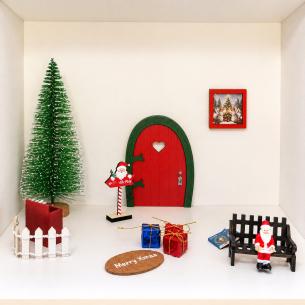 Miniature Christmas Fairy Door Scene – Bottle-Brush Tree, Santa Sign & Post Box | Dollhouse Holiday Set – Bulk Wholesale OEM
